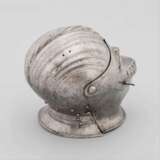 Geschlossener Helm mit maximilianischen Dekor, süddeutsch um 1520 - Foto 9