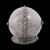 Geschlossener Helm mit seltenem Hahnenkopfvisier, deutsch oder Italien um 1540 - фото 7