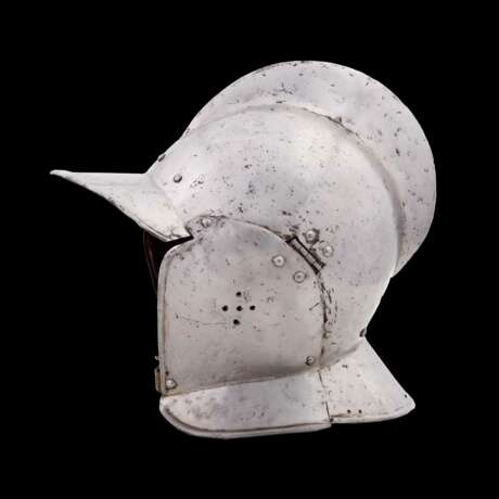 Knechtische Sturmhaube, deutsch Augsburg um 1580 - Foto 1