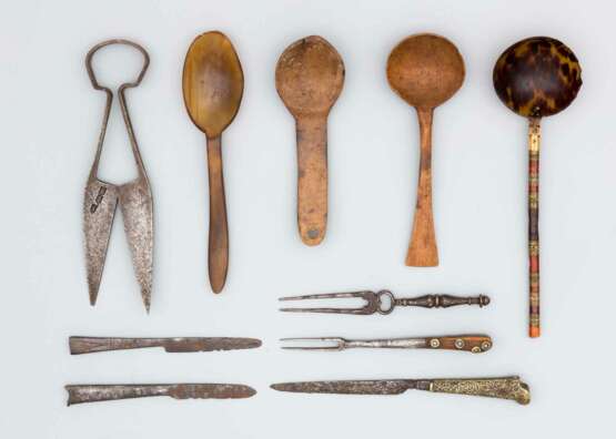 Konvolut von antiken Messern, Gabeln und Löffeln 16.Jahrhundert und später - photo 1