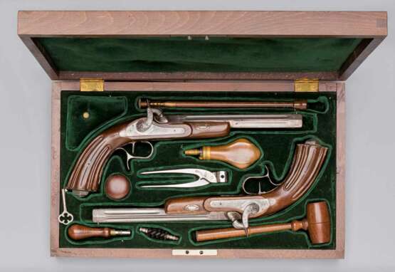 Ein Paar Perkussions-Pistolen im Kasten mit Zubehör - фото 1