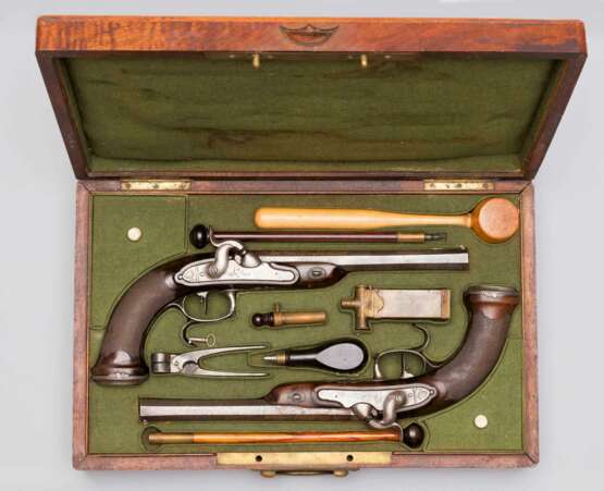 Ein Paar Perkussions-Pistolen von Jean LePage in Paris um 1810 im Kasten - photo 1