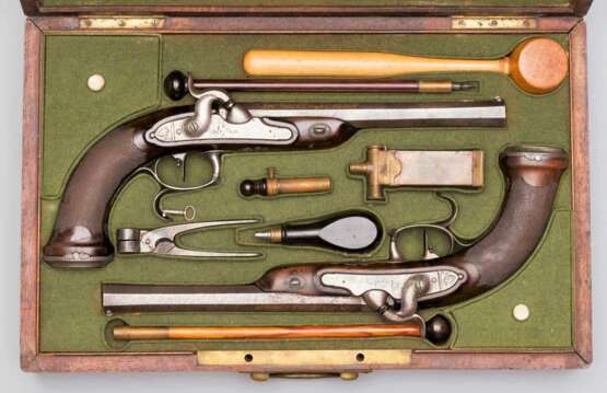 Ein Paar Perkussions-Pistolen von Jean LePage in Paris um 1810 im Kasten - photo 5