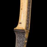 Eisengeschnittener Pesh-Kabz mit Beingriff, Persien um 1800 - Foto 3