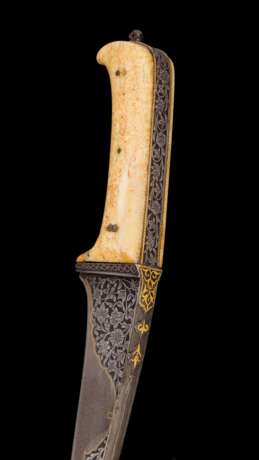 Eisengeschnittener Pesh-Kabz mit Beingriff, Persien um 1800 - photo 3