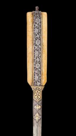 Eisengeschnittener Pesh-Kabz mit Beingriff, Persien um 1800 - Foto 4