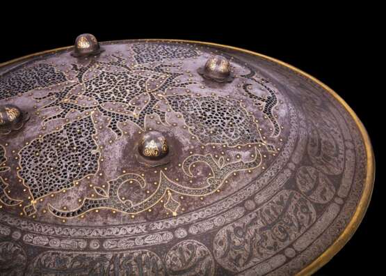 Gold- und silberverziertes durchbrochenes Rundschild, persisch um 1820 - Foto 4