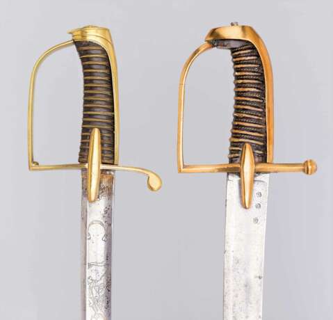 Zwei Säbel für Offiziere und Mannschaften der französischen Husaren um 1800 - Foto 1