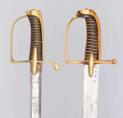 Zwei Säbel für Offiziere und Mannschaften der französischen Husaren um 1800