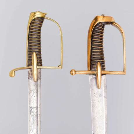 Zwei Säbel für Offiziere und Mannschaften der französischen Husaren um 1800 - Foto 2