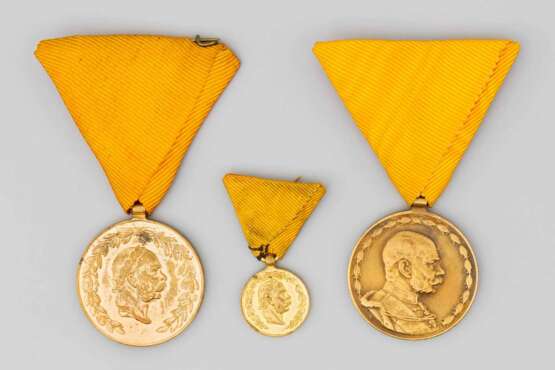 Ungarische Feuerwehr-Medaille und österreichische Feuerwehr-Medaille für 25 Jahre mit Miniatur Monarchie - photo 1