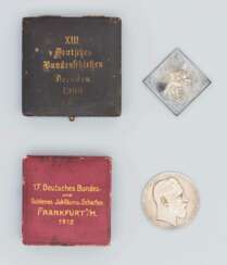 Schützenwesen, Zwei Medaillen der Deutschen Bundesschiessen im Etui Frankfurt 1912 und Dresden 1900