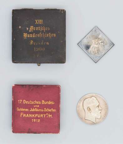 Schützenwesen, Zwei Medaillen der Deutschen Bundesschiessen im Etui Frankfurt 1912 und Dresden 1900 - фото 1