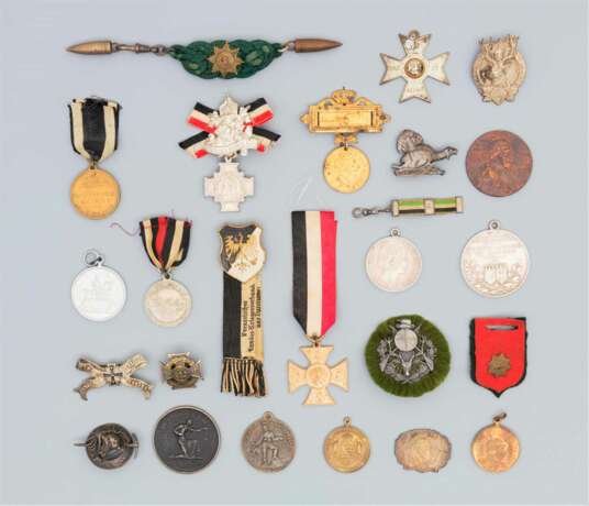 Weltkrieg/Weimarer Republik, Konvolut von Medaillen und patriotischen Abzeichen - Foto 1