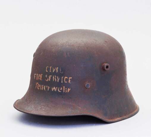 Weltkrieg, Stahlhelm M 18 Feuerwehr aus der britischen Besatzungszeit im Rheinland - фото 1