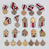 Konvolut von 20 Ehrenkreuze für Frontkämpfer und zwei Kreuze Kriegsteilnehmer - photo 1