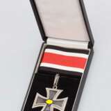 Ritterkreuz des Eisernen Kreuzes 1939 mit Eichenlaub im Etui - Foto 1