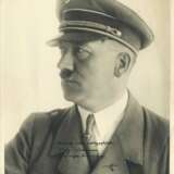 Autograf Adolf Hitler auf Geschenkfoto mit Widmung an Fritz Wiedemann - Foto 1