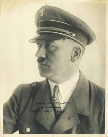 Autograf Adolf Hitler auf Geschenkfoto mit Widmung an Fritz Wiedemann - photo 1