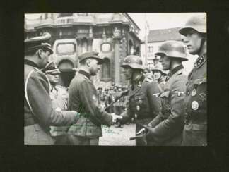 Autograf Leon Degrelle auf berühmter Fotografie einer Ordensverleihung 1944 durch stellv. Kommandeur Wallonien