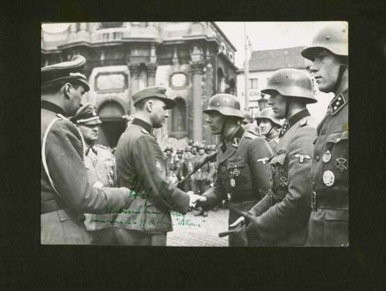 Autograf Leon Degrelle auf berühmter Fotografie einer Ordensverleihung 1944 durch stellv. Kommandeur Wallonien - Foto 1