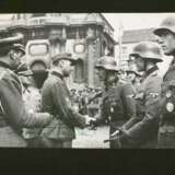 Autograf Leon Degrelle auf berühmter Fotografie einer Ordensverleihung 1944 durch stellv. Kommandeur Wallonien - фото 1