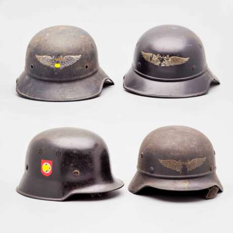 RLB, Konvolut von drei Luftschutzhelmen und ein Helm Feuerlöschpolizei - Foto 1