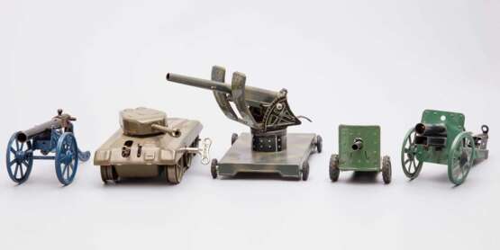 Konvolut von Blechspielzeug - Panzer und vier Weltkriegs-Geschütze - Foto 1