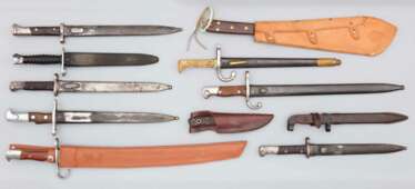 Konvolut von 11 Bajonetten, Messern und Macheten