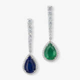 Ein Paar Ohrgehänge mit Saphir, Smaragd und Brillanten - photo 1