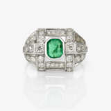 Ring mit Smaragd und Diamanten - фото 2