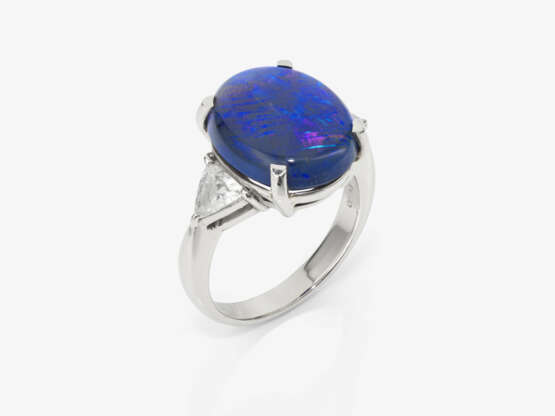 Ring mit einem kobaltblauen Schwarzopal und Diamanten - photo 1