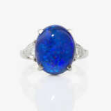 Ring mit einem kobaltblauen Schwarzopal und Diamanten - Foto 2