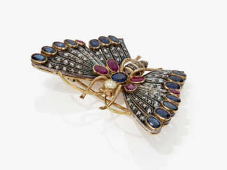 Brosche in Form eines Schmetterlings mit Diamanten, Rubinen und Saphiren