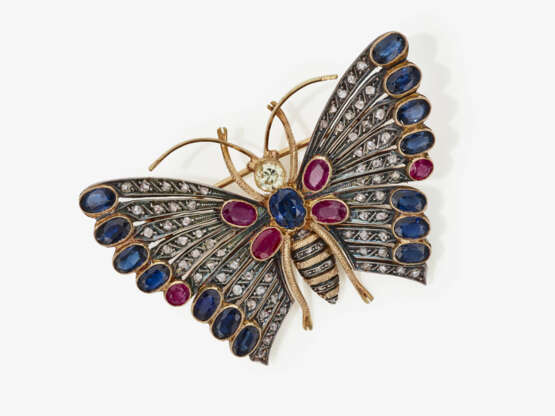 Brosche in Form eines Schmetterlings mit Diamanten, Rubinen und Saphiren - Foto 2