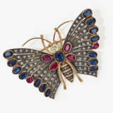 Brosche in Form eines Schmetterlings mit Diamanten, Rubinen und Saphiren - photo 2