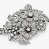 Brosche in Form eines Blumenbouquets mit feinen Diamanten - photo 3