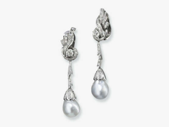 Ein Paar Ohrgehänge mit Zuchtperlen und Diamanten - photo 1