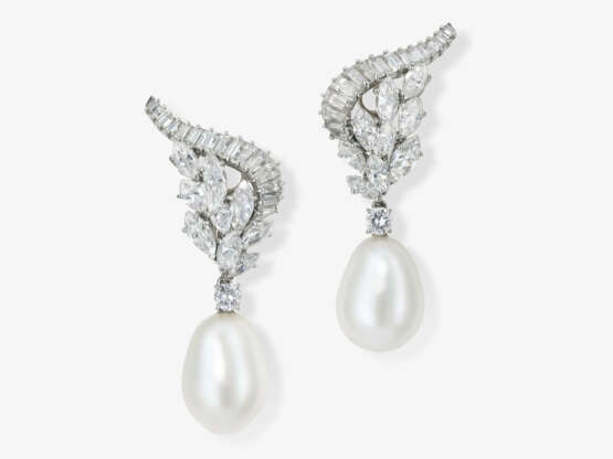 Ein Paar Ohrgehänge mit Diamanten und tropfenförmigen Perlen - Foto 1