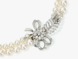 Zweireihige Zuchtperlenkette: Verschluss in Form eines stilsierten Bouquets mit qualitätvollen Diamanten