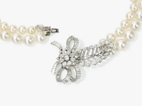 Zweireihige Zuchtperlenkette: Verschluss in Form eines stilsierten Bouquets mit qualitätvollen Diamanten - photo 2