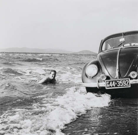 Marianne (Manni) Sayn-Wittgenstein. Strand von Grosseto in der Toskana (Im Wasser Fürst Ludwig/Udi zu Sayn-Wittgenstein). 1950 - фото 1