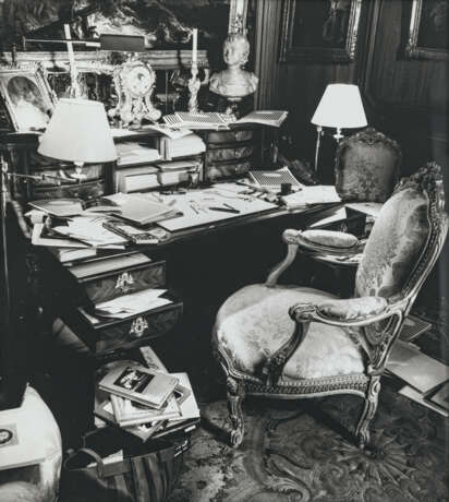 Karl Lagerfeld. Heimarbeit, mein Schreibtisch, der auch zum Zeichnen dient. 1988 - Foto 1
