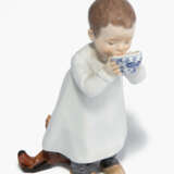 Meissen, Figur "Kind, aus einer Tasse trinkend". - photo 1