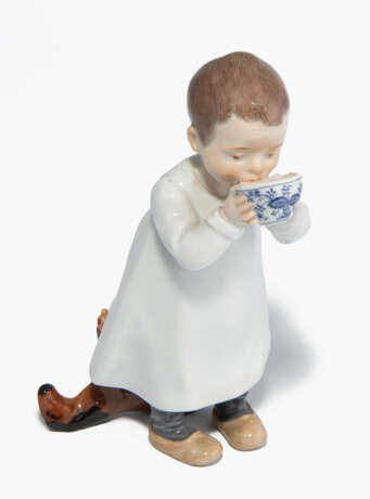 Meissen, Figur "Kind, aus einer Tasse trinkend". - photo 1