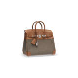 A LIMITED EDITION TOILE QUADRILLE & GOLD SWIFT LEATHER BIRKIN 25 WITH PALLADIUM HARDWARE - фото 2