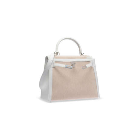 A LIMITED EDITION NEW WHITE SWIFT LEATHER & &#201;CRU BEIGE TOILE H SELLIER KELLY 25 WITH PALLADIUM HARDWARE - Foto 2