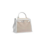 A LIMITED EDITION NEW WHITE SWIFT LEATHER & &#201;CRU BEIGE TOILE H SELLIER KELLY 25 WITH PALLADIUM HARDWARE - Foto 2