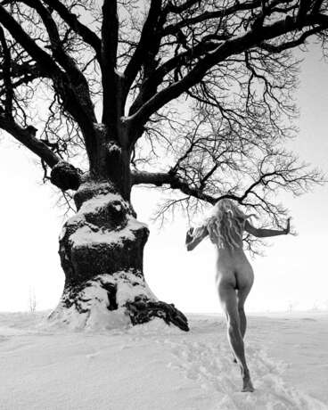 Winter Run to the Mighty Tree VKalinkin Vanya Kalinkin Фотография на холсте Digitale Fotografie Schwarz-Weiß-Foto Aktkunst Russland 2019 - Foto 1