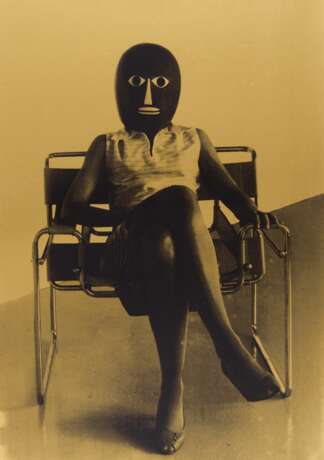 Unknown student in Marcel Breuer chair - Foto 2